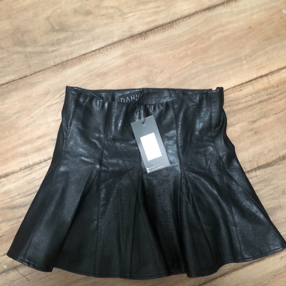 Dahlia faux leather pleated sz M skirt